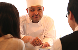 料理やウェディングケーキの打合せ