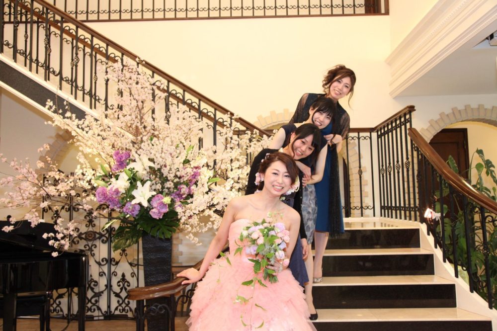 桜の花びら舞うご当地フレンチのグルメ婚