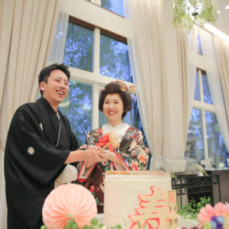 【ファーストバイトだけじゃない】ウエディングケーキの演出とは？