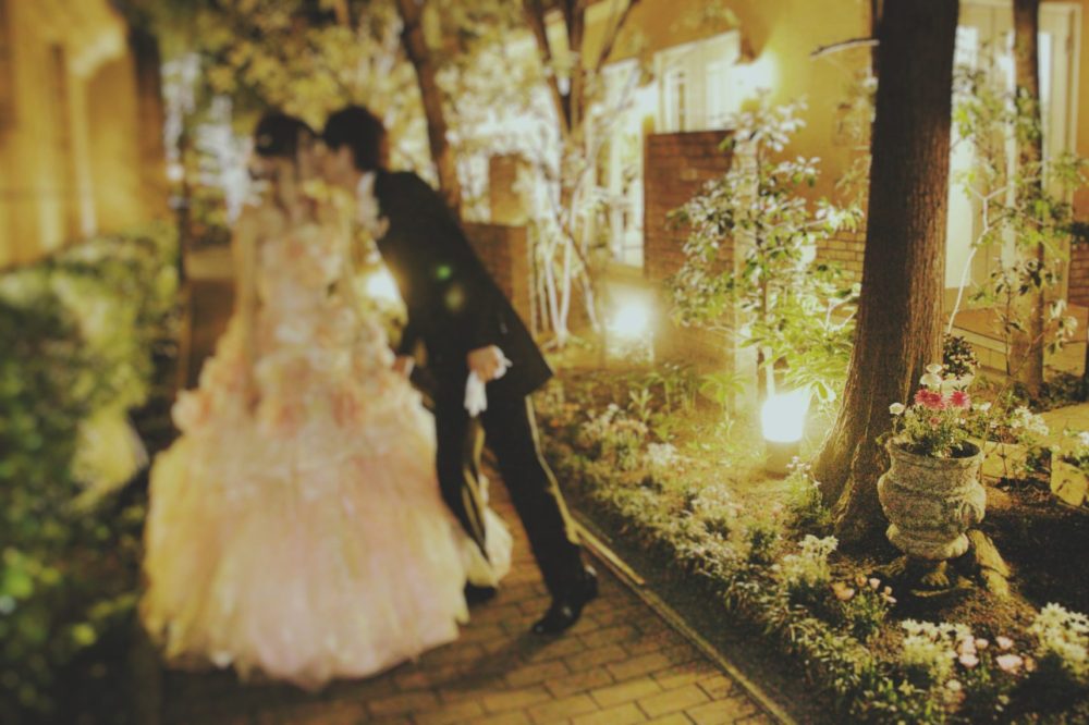 【幻想的な夜景の中で…】ナイトウエディングで美しい写真