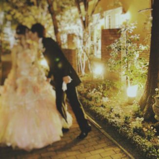【幻想的な夜景の中で…】ナイトウエディングで美しい写真
